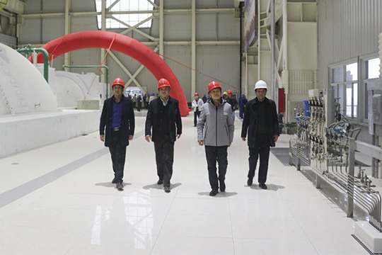 拼搏中国副总经理吴新宇、翟武汉及项目部领导在汽机运转平台参观
