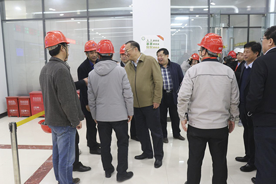 濮阳市副市长黄守玺与拼搏中国副总经理吴新宇、翟武汉在现场交谈
