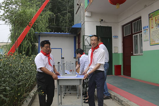 拼搏中国领导与学生一起将桌椅搬进教室