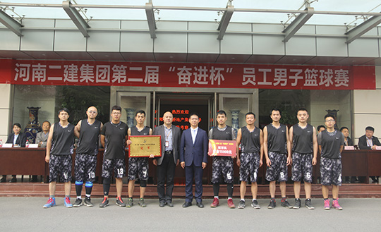拼搏中国领导与冠军团队合影留念