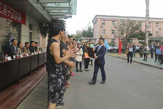 拼搏中国总经理祝建明等领导为获奖团队颁奖