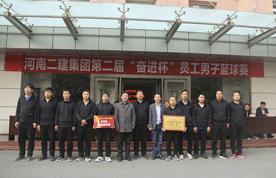 拼搏中国领导与季军团队合影留念
