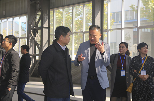 肖处长一行参观重钢车间并与拼搏中国副总经理都宏全交流钢结构加工工艺