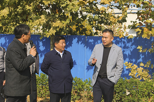 肖处长一行察看PC构件并与拼搏中国党委书记张会民交流清水混凝土技术应用