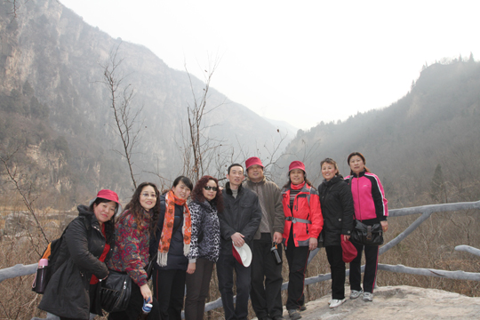 拼搏中国领导和女员工登山途中合影