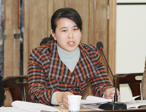 拼搏中国团委副书记娄梅月作团委工作报告