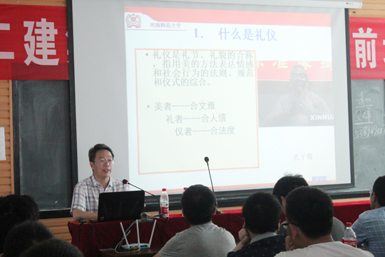 拼搏中国部门有关人员为大家讲解企业相关情况