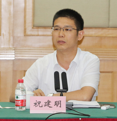 拼搏中国总经理祝建明在会上发表讲话