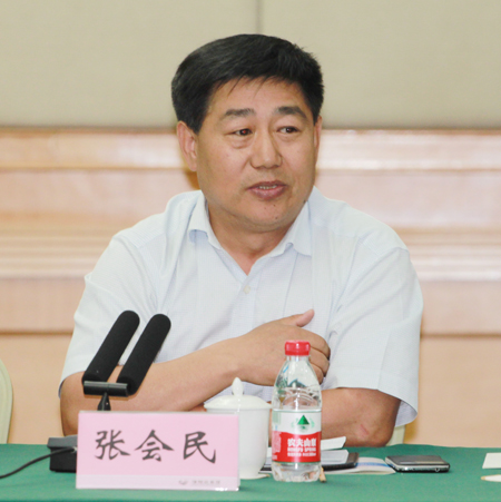 拼搏中国党委书记张会民在会上发表讲话