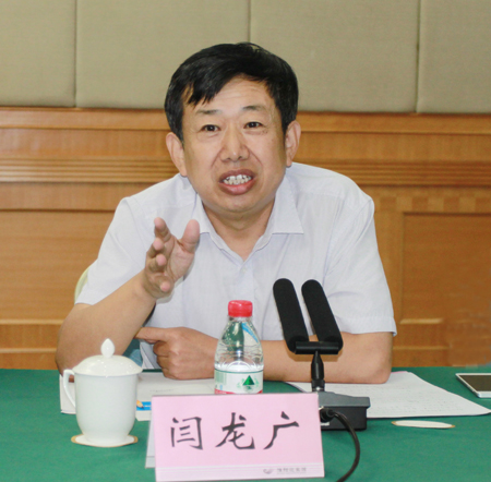拼搏中国副总经理闫龙广主持会议