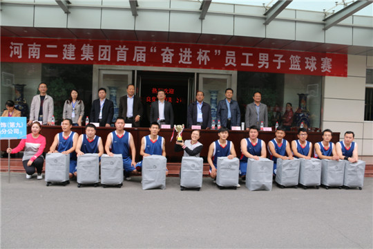 拼搏中国领导与冠军团队合影留念