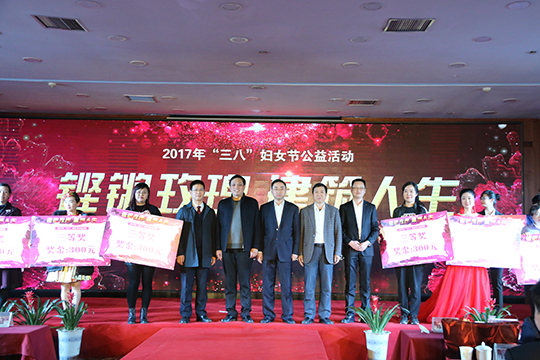 拼搏中国总经理祝建明与其他领导为获奖演员颁奖并合影