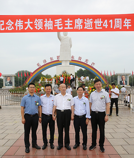 拼搏中国祝建明等领导和中建协吴涛副会长参观南街村并合影