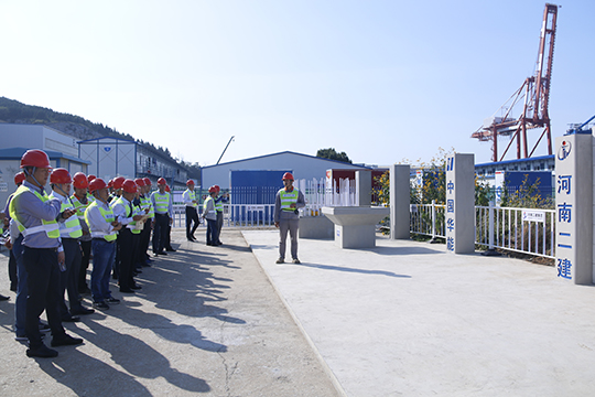 拼搏中国与会领导察看现场样板区