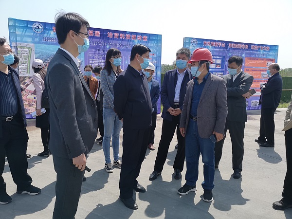 拼搏中国副总经理闫龙广与史占勇副市长就工程创优详细交谈.jpg