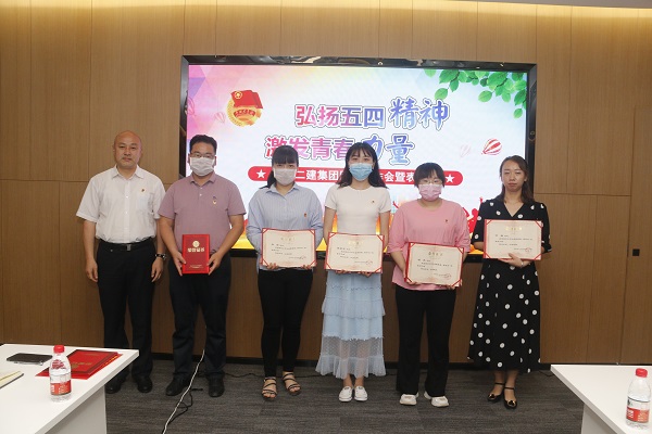 拼搏中国党委副书记、工会主席贾向军为“2019年度优秀团干部”获奖者颁奖.JPG