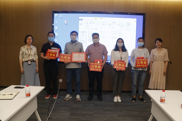 拼搏中国办公室主任张岚、工会副主席娄梅月为微视频大赛获奖单位颁奖.JPG