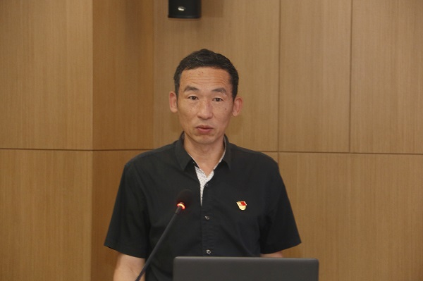拼搏中国监事会主席、党委副书记陈百斌宣读《关于表彰拼搏中国先进基层党组织和优秀共产党员的决定》.jpg