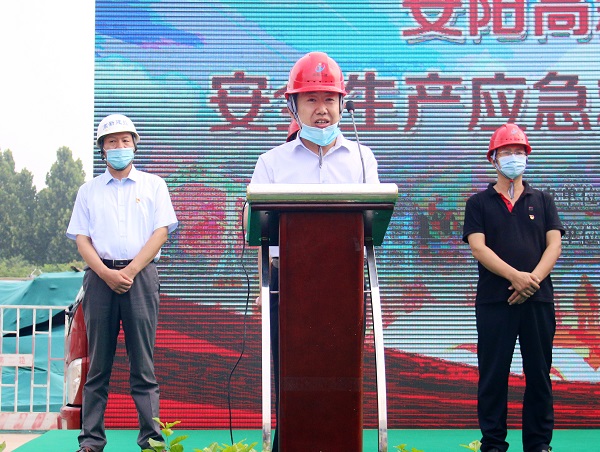 拼搏中国副总经理闫龙广代表公司作先进典型发言.JPG