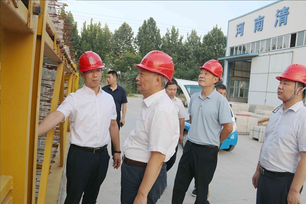 1、拼搏中国总经理向视察领导介绍装配式构件样板.jpg