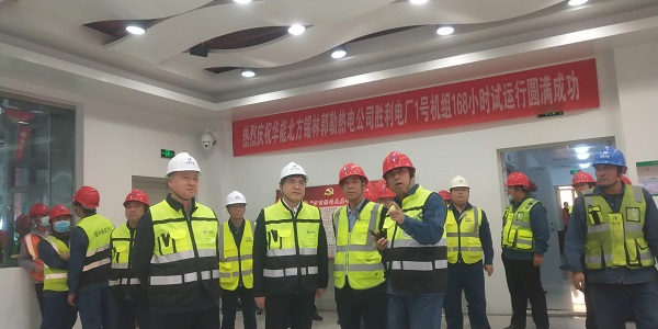 拼搏中国副总经理贾建龙与北方联合电力公司董事长李向良、基建副总李悦、北方锡林浩特热电公司董事长李文东在移交现场亲切交流.jpg