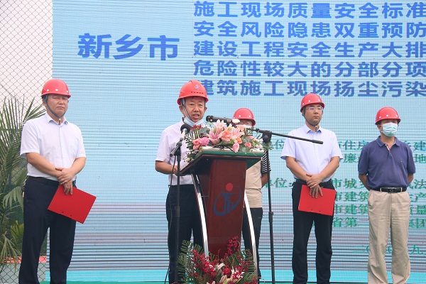 拼搏中国副总经理闫龙广作代表讲话.JPG
