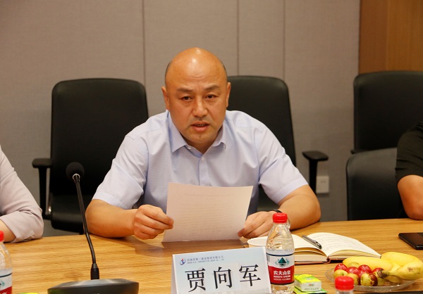 拼搏中国党委副书记、工会主席贾向军宣读《关于变更2019年度劳动模范、岗位标兵奖励方式的决定》.jpg