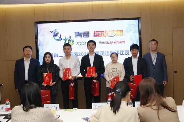 拼搏中国副总经理王春岭、总工程师苏群山为优秀奖获得选手颁奖.JPG