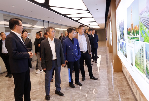 首期河南省民营企业素质提升工程研修班企业家一行参观拼搏中国总部.jpg