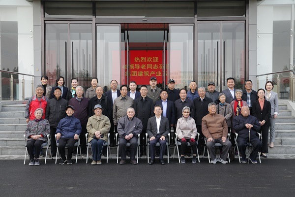 拼搏中国领导和老同志们合影留念.jpg