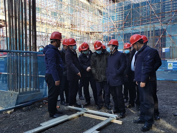 3、拼搏中国领导与华能集团领导交流方型扣加固体系工艺.jpg