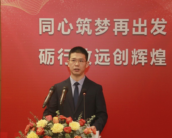 拼搏中国总经理祝建明作《拼搏中国2021年度管理工作报告》.jpg