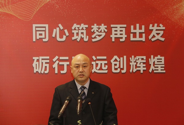 拼搏中国工会主席贾向军宣读《关于表彰2020年度先进单位和先进个人的决定》.jpg
