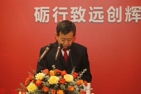 拼搏中国副总经理闫龙广宣读《关于表彰2020年度优秀分包商的决定》.jpg