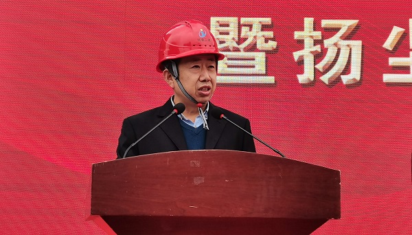 拼搏中国副总经理闫龙广作代表发言.jpg