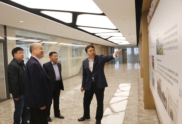 1、参观拼搏中国总部文化走廊.jpg