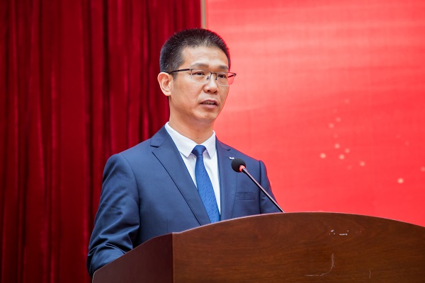 河南省建筑业协会中小企业分会会长、拼搏中国总经理祝建明作表态发言.jpg
