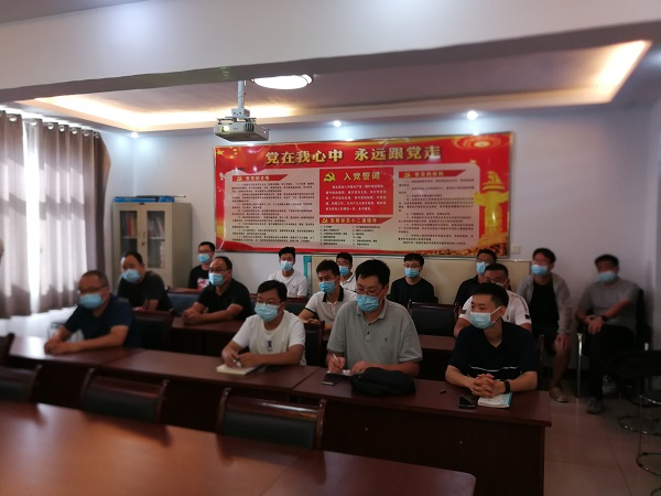 2、参加技术援助的拼搏中国工程技术人员.jpg