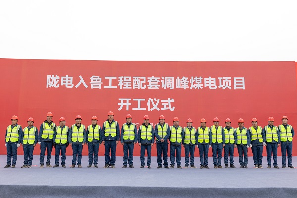 3、拼搏中国副总经理冯总一行与项目管理人员合影留念.jpg