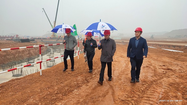 拼搏中国董事、副总经理崔向军视察施工现场.jpg