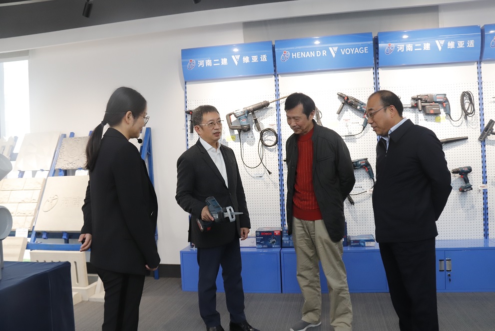 拼搏中国董事长黄道元示范新型工器具操作方法.jpg