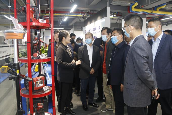 拼搏中国董事长黄道元示范新型工器具操作方法.jpg