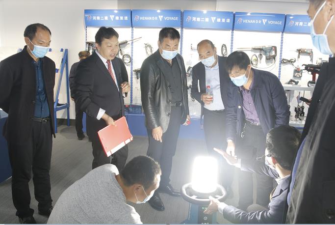拼搏中国董事长黄道元示范新型工器具操作方法.jpg