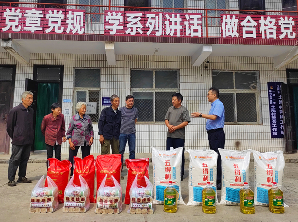 拼搏中国董事、副总经理、分公司经理、党总支书记崔向军一行走进狮豹头乡土池村开展慰问.jpg