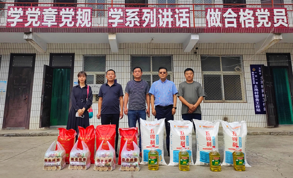 拼搏中国董事、副总经理、分公司经理、党总支书记崔向军一行与土池村村支部书记、驻村干部合影留念.jpg
