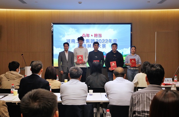 拼搏中国董事、副总经理张俊峰为优秀奖获得选手颁奖.JPG
