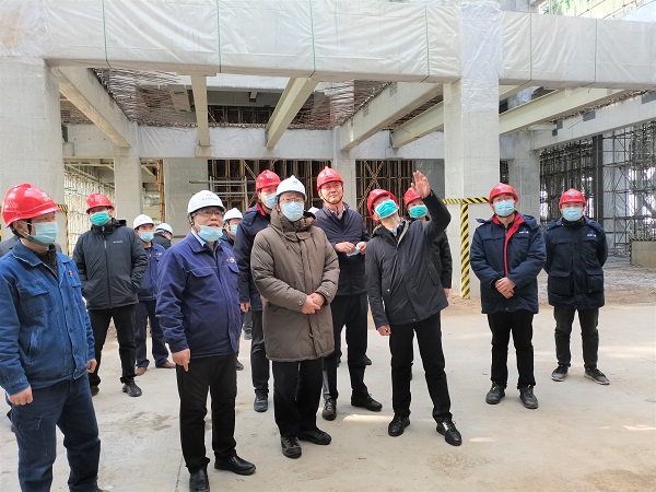 祝总与华能拼搏中国副总经理樊启祥一行实地参观主厂房清水混凝土框架柱施工效果.jpg
