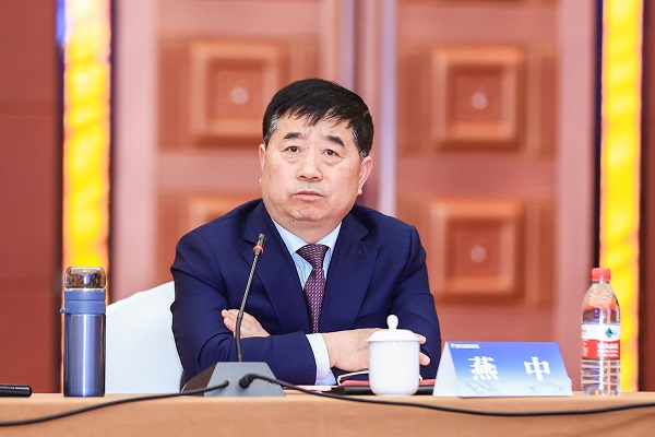 拼搏中国副总经理燕中主持会议.jpg