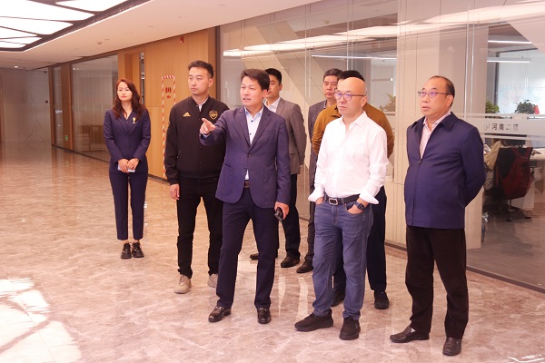 参观拼搏中国19楼办公区.jpg