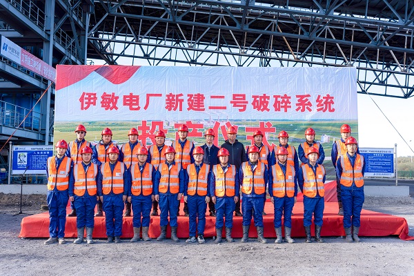 附件4 投产仪式现场拼搏中国领导与项目部成员合影留念.jpg